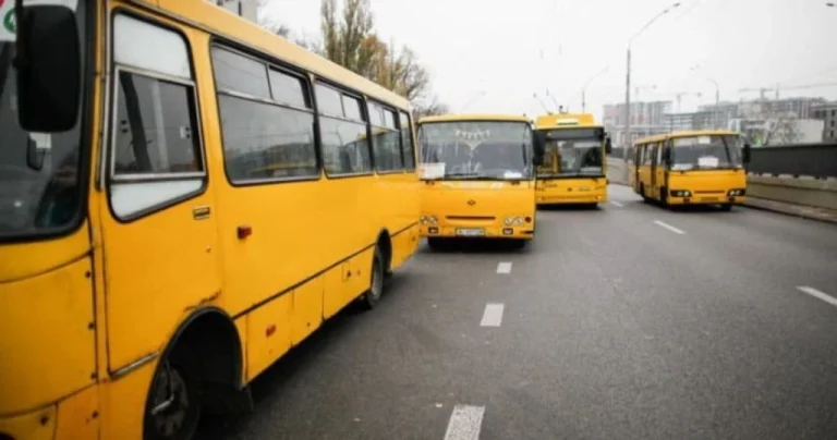 Дощ лився просто на пасажирів: у Києві маршрутку з дірявим дахом зняли з рейсу