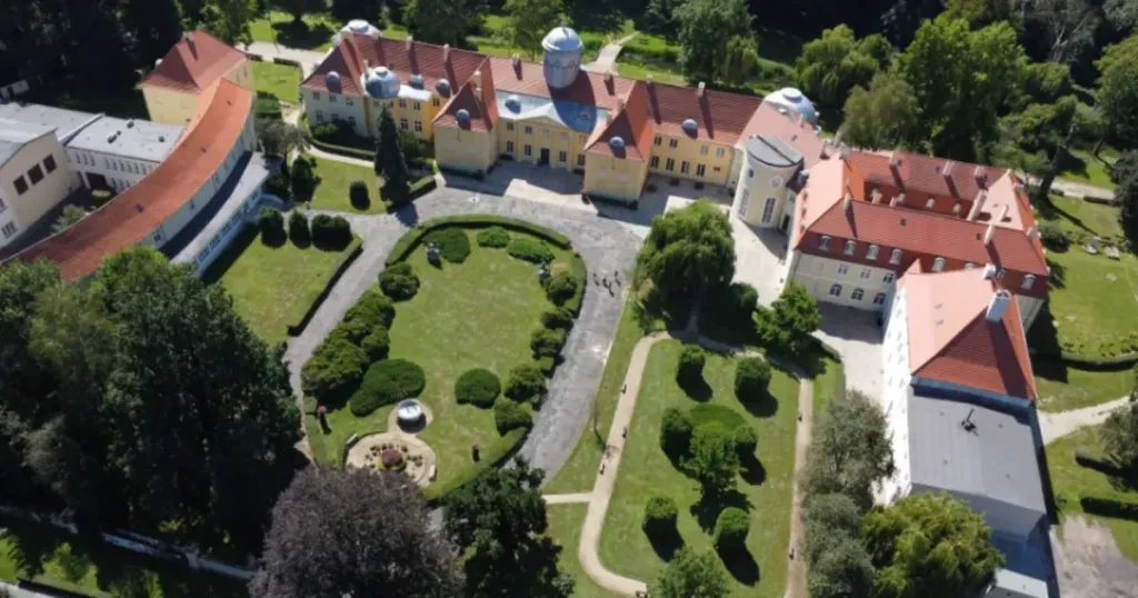 За 60 км від Вроцлава ховається польська перлина без натовпів: палац, озера й золоті ліси